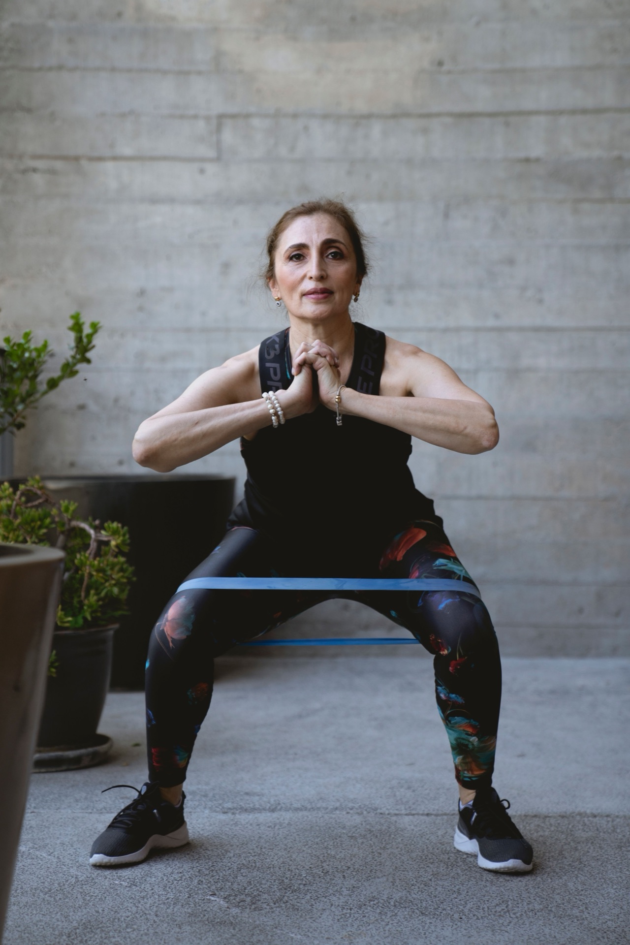 Una mujer entrena con constancia entre plantas, a su propio ritmo.