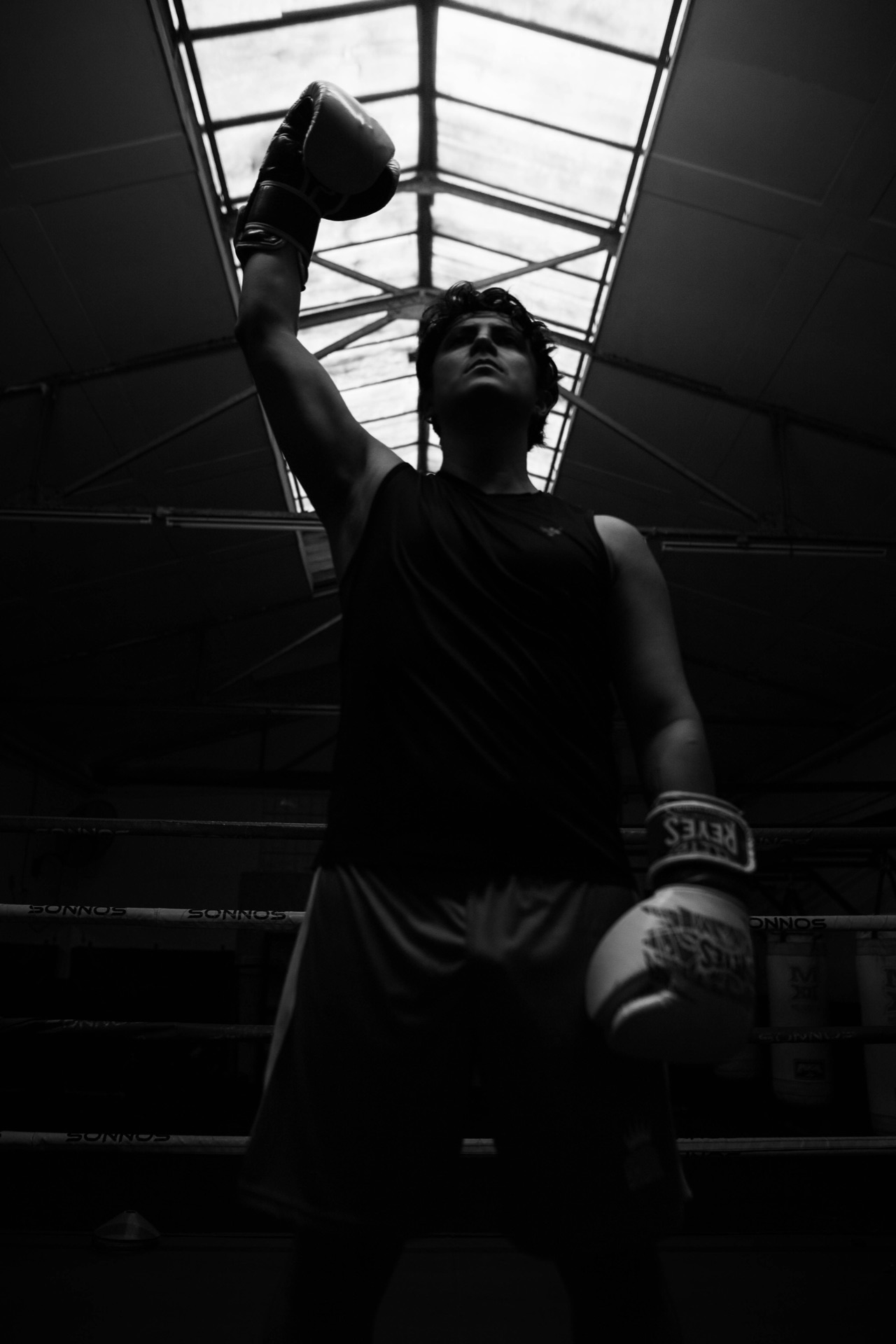 Una persona levanta el puño en señal de triunfo después de entrenar.