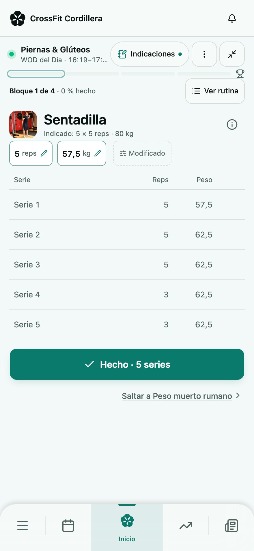 La clase en vivo en el teléfono de una socia: el ejercicio que toca, lo indicado por el entrenador y cada serie con su carga.