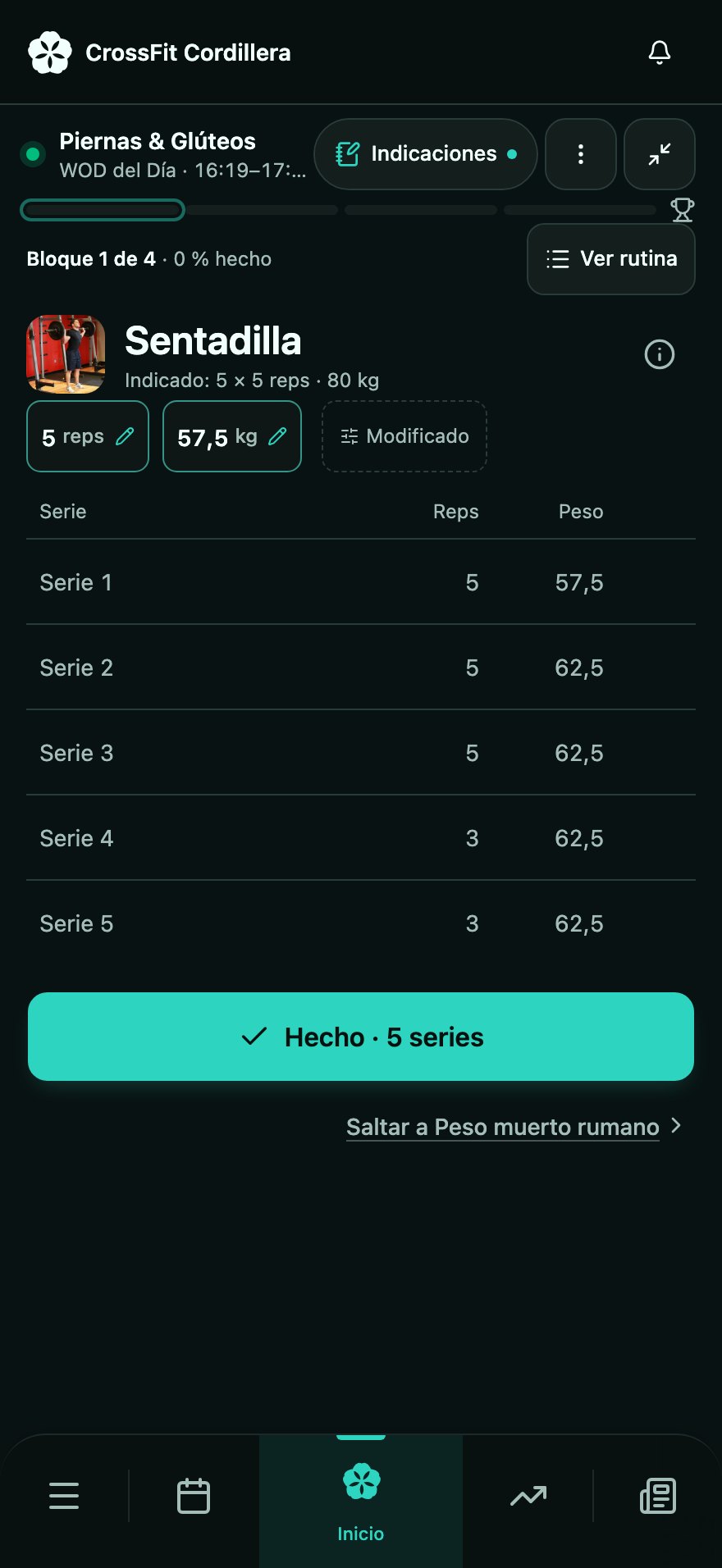 La clase en vivo en el teléfono de una socia: el ejercicio que toca, lo indicado por el entrenador y cada serie con su carga.