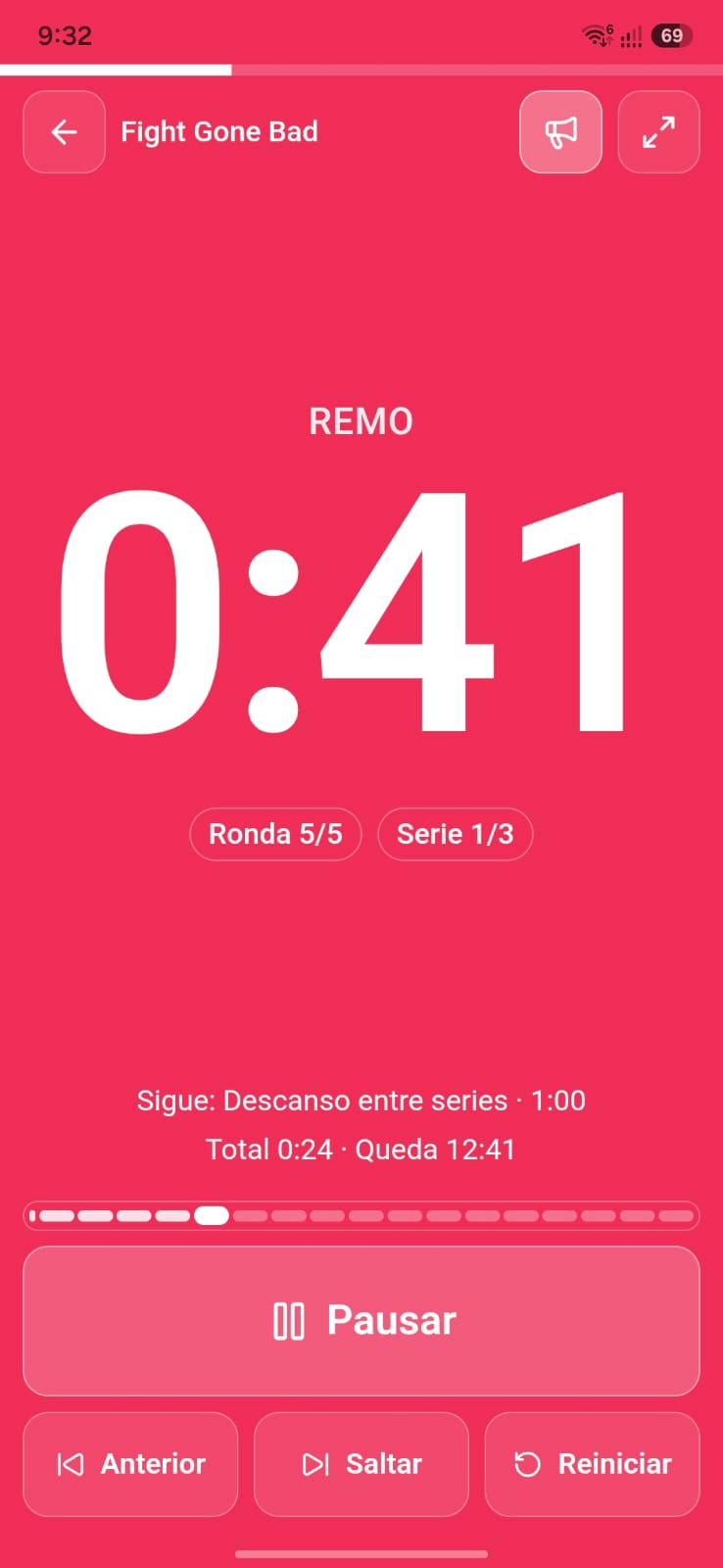 El mismo WOD corriendo a pantalla completa: cuenta regresiva, ejercicio actual y número de ronda.