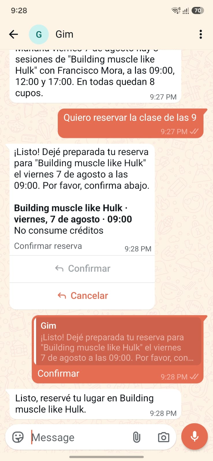 Conversación de WhatsApp: un socio pide reservar la clase de las 9 y el asistente deja la reserva preparada, con un botón para confirmarla.